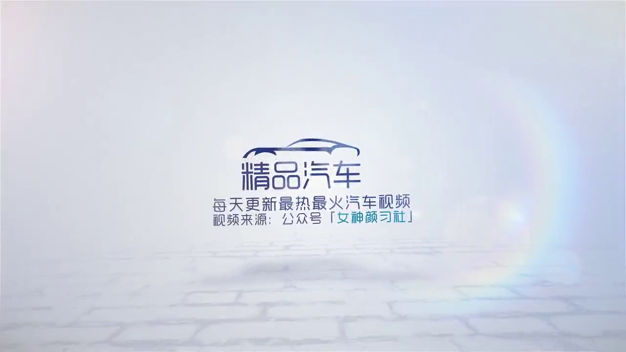 实拍路人在等过马路时，突然一辆跑车撞向电线杆吓坏路人！