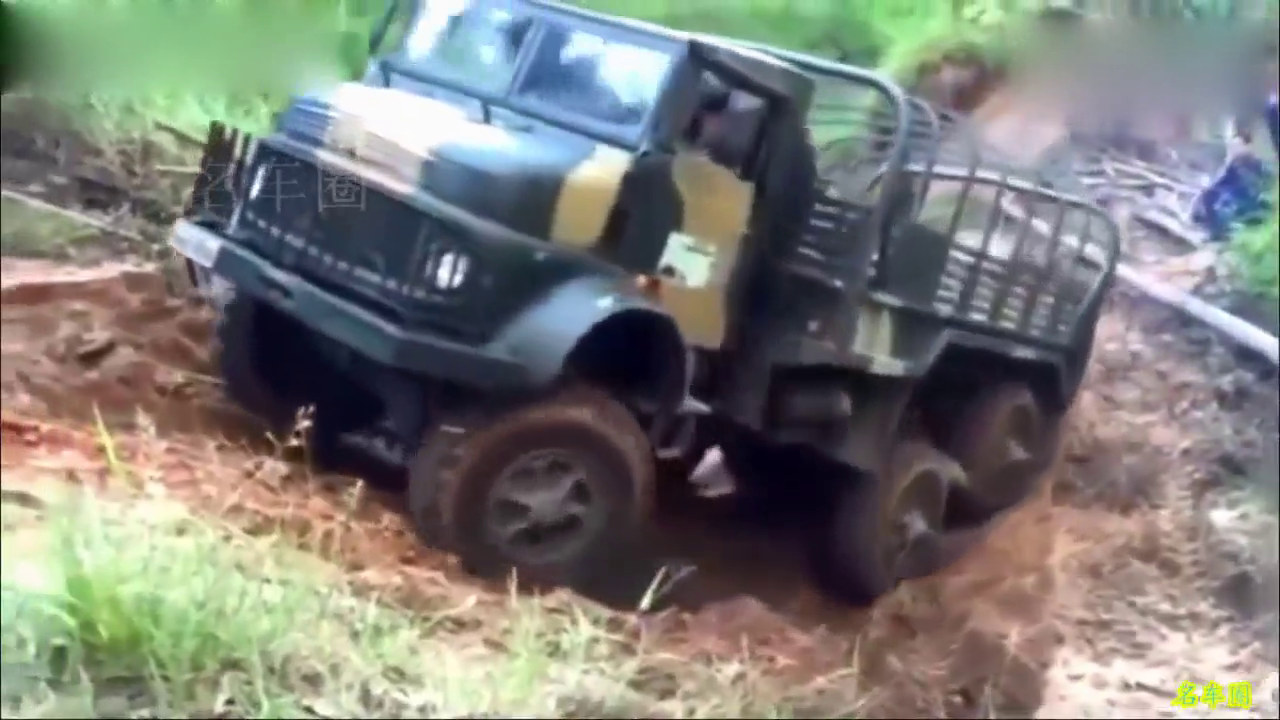看看一辆6驱奔驰卡车是怎么上土坡的！