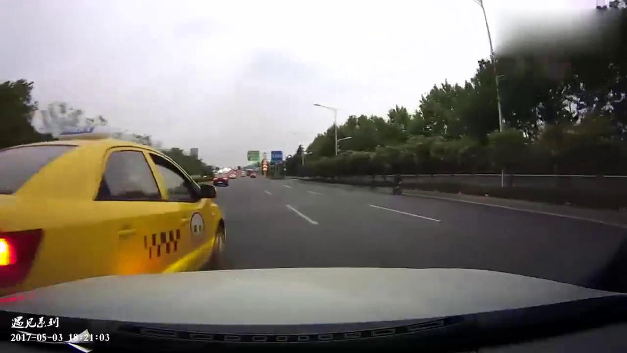 什么仇什么怨？出租车突然别车险酿事故