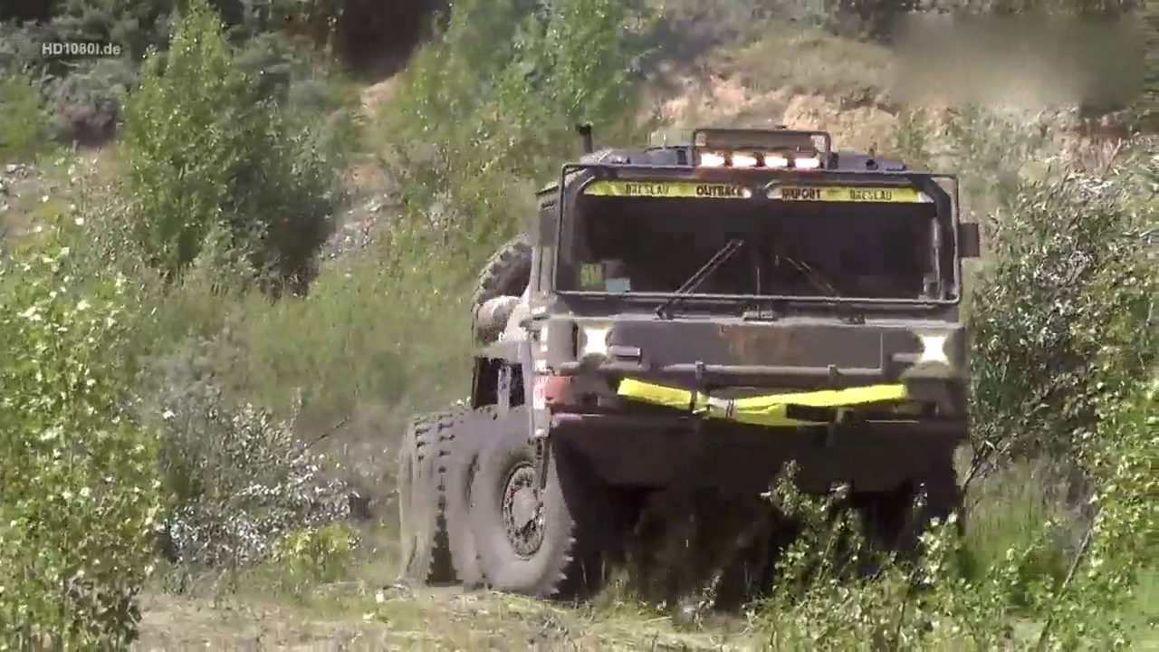 越野卡车下山坡，一路狂奔