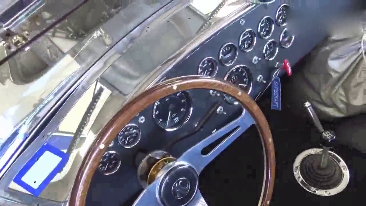 1965年生产的跑车，没漆都没用还是这么亮闪，质量太好了