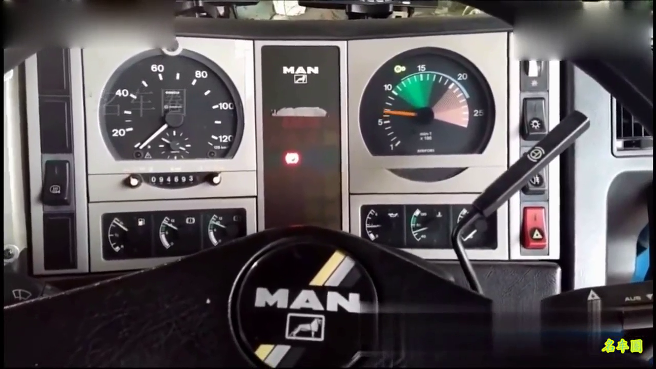 看老司机是怎样启动一辆配备V10发动机的德国曼卡车！