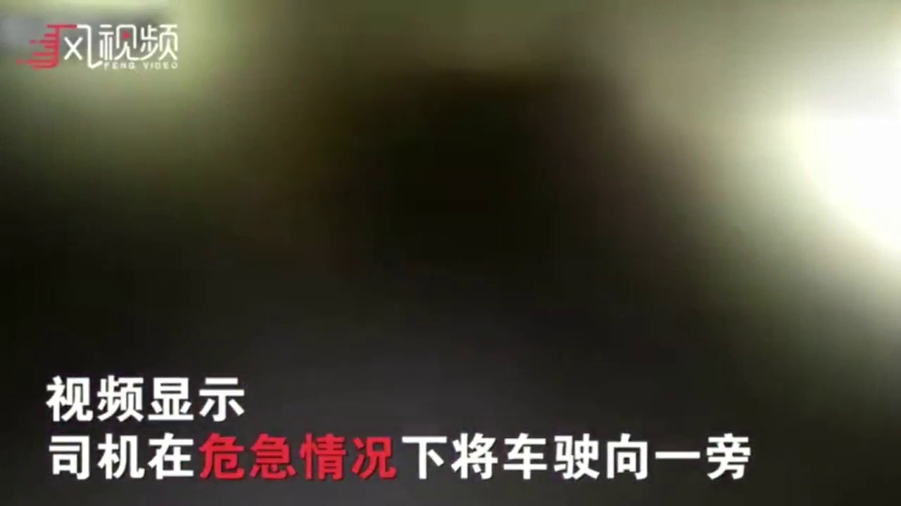 车祸瞬间画面：这国总统专车被卡车撞翻！