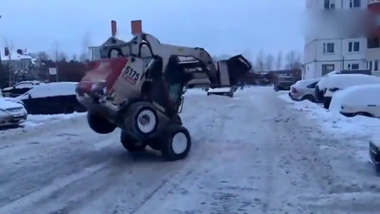 推土机街上炫技 一点都不比挖掘机上卡车差