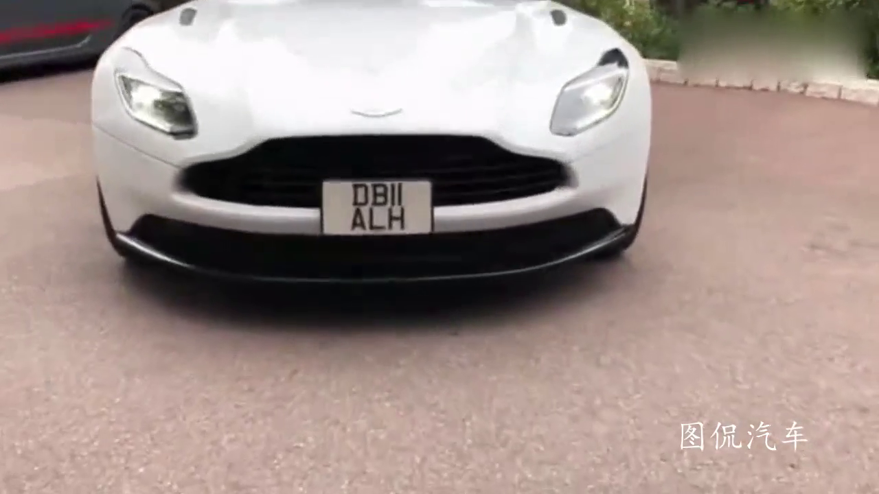 按下阿斯顿马丁敞篷车钥匙，才知道350万花的值不值！