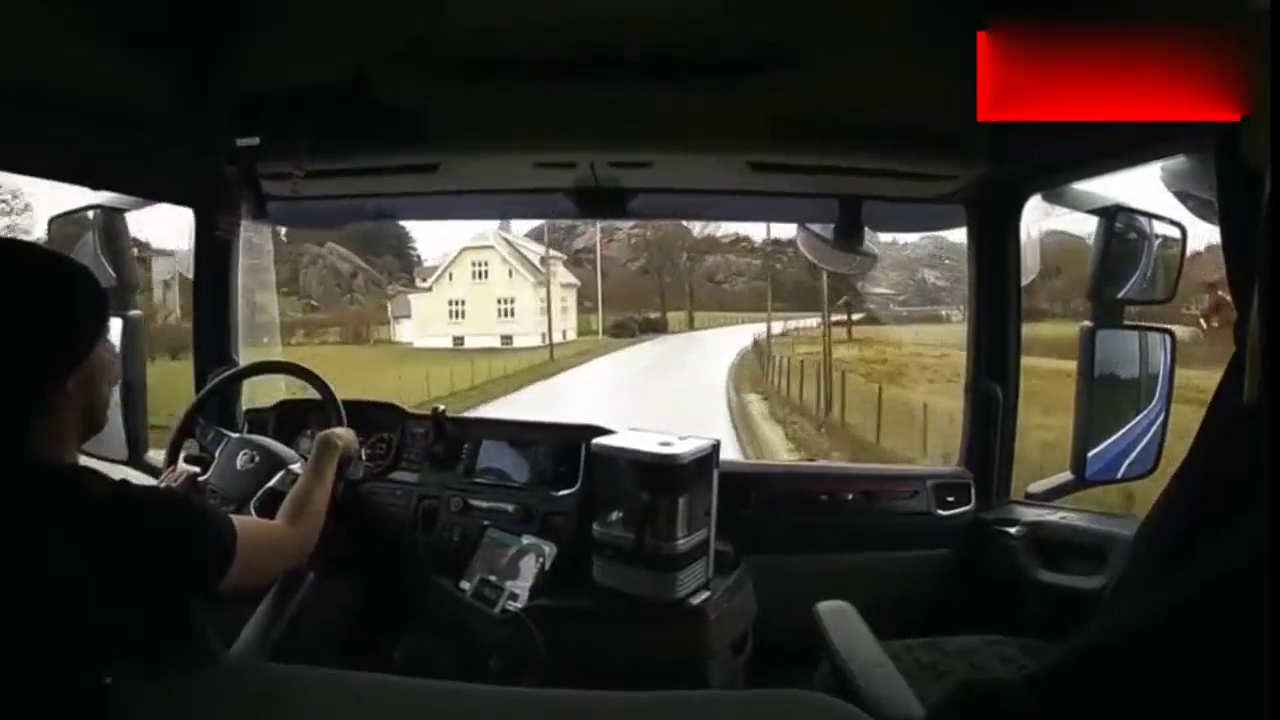 挪威老司机驾驶欧洲卡车斯堪尼亚S520上山装载运输花岗岩