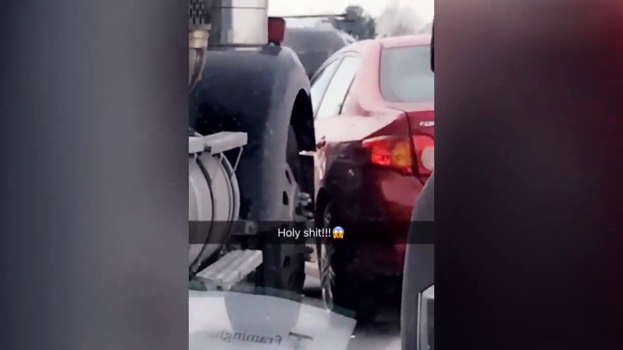 轿车不给卡车让路，卡车司机怒开车将轿车撞走