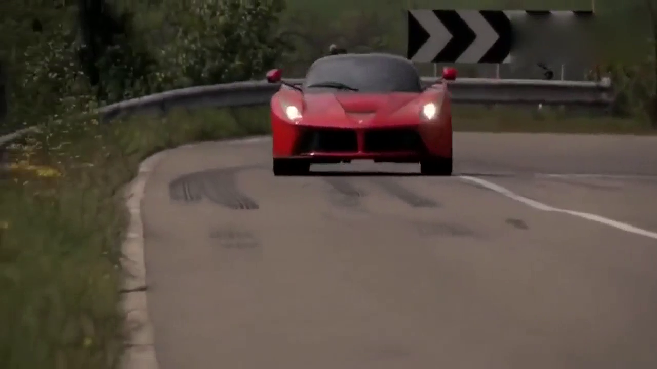 法拉利山路飙车，几百万的跑车竟然也敢这么狂？