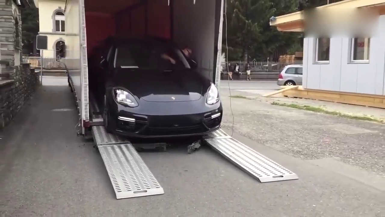 两辆保时捷停在一起，对面的跑车十分吸引人！