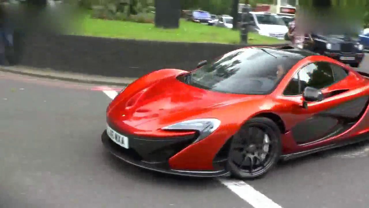 伦敦夏天的街道，被超级跑车入侵