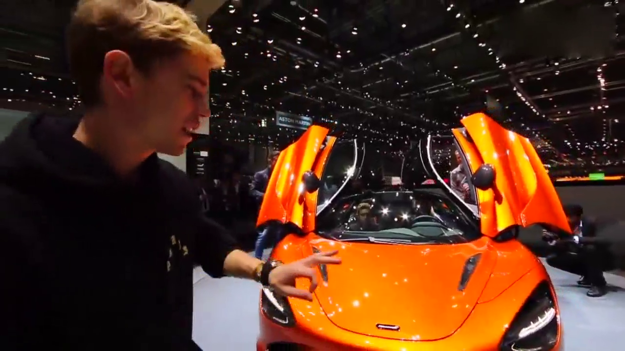 外国小哥日内瓦车展现场试乘迈凯伦720S