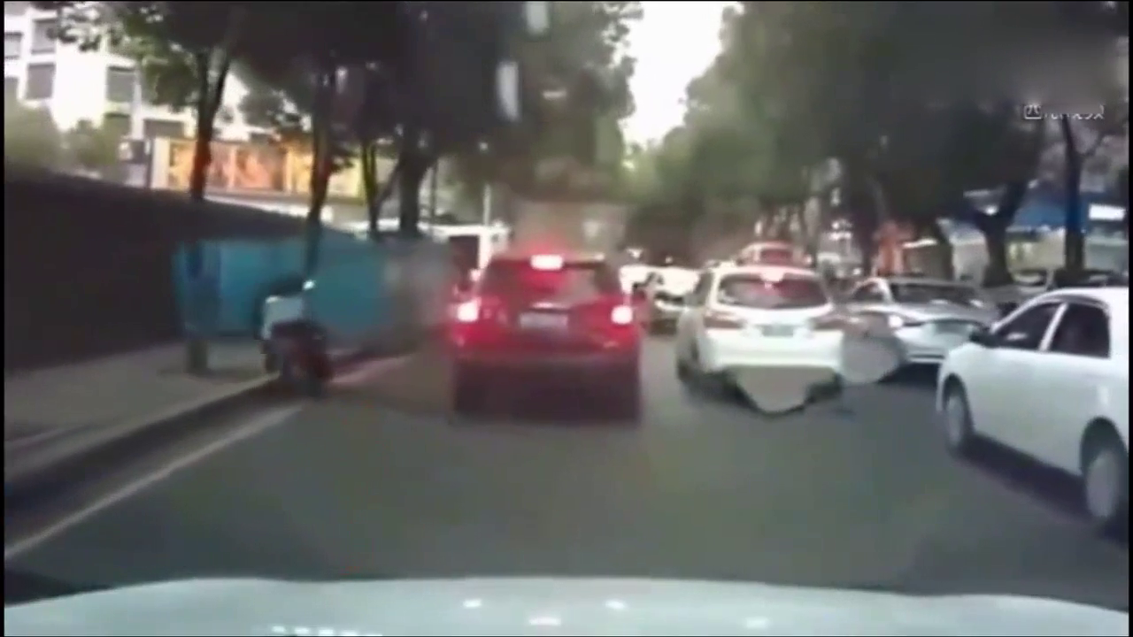 为什么司机都讨厌电动车？看完这段视频你就知道了！