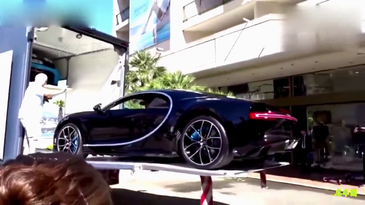 实拍：8000万布加迪跑车是怎么交付4S店的！