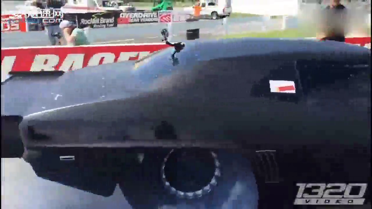 慢镜头下的跑车加速，轮胎摩擦起演真酷炫