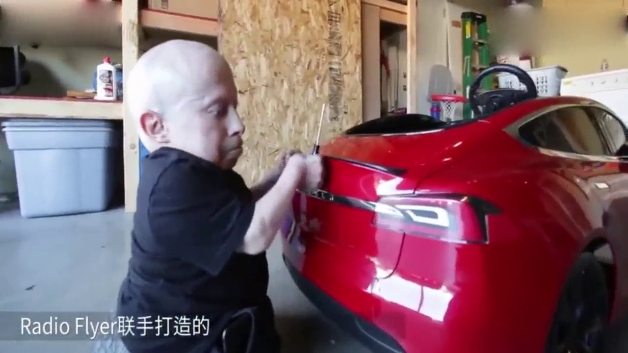 男星只花4000元买辆跑车，开出去毫无违和感！