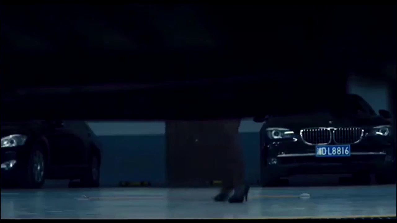 没想到这女的喝了酒还敢来开跑车，也是够拼的