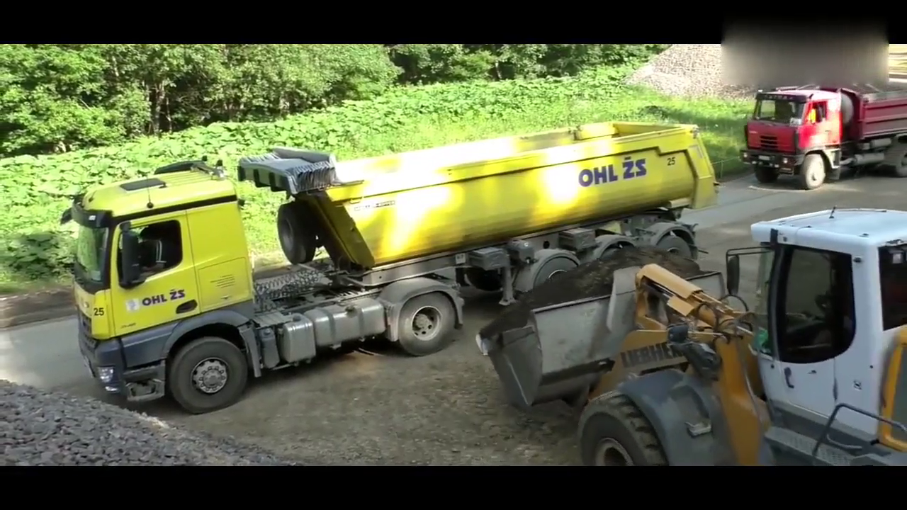 这辆奔驰卡车这么大，装载机看一下都吓一大跳