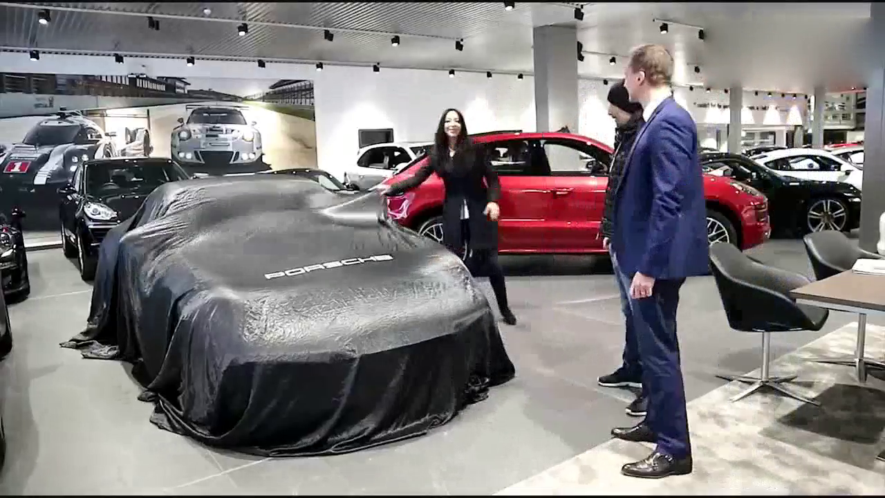 女销售拉开跑车遮车布的那一刻，顾客不由自主的连连后退