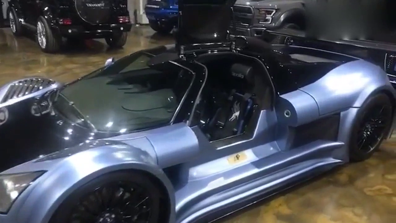 这辆阿波罗跑车的方向盘在哪里