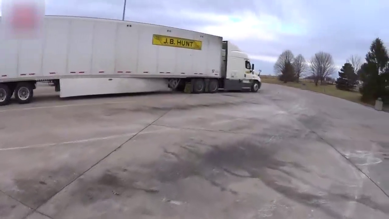 沃尔沃卡车驾驶室后面还有个大房间，竟然是女司机！