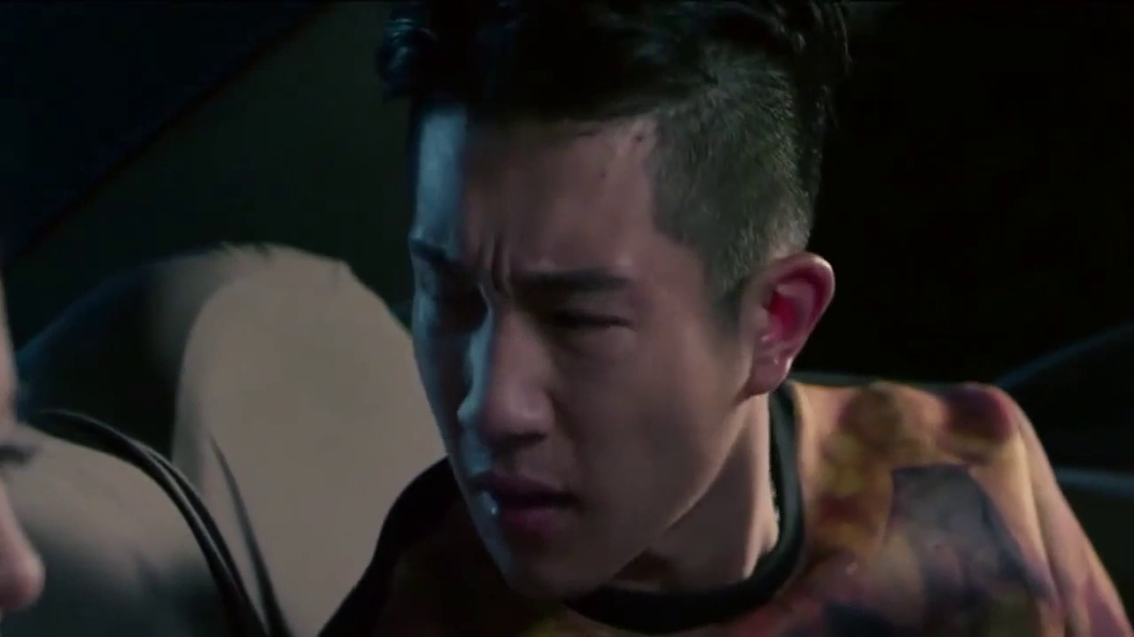 女妖坐出租车发现司机科一都没过，不敢发动车子，女妖一招解决