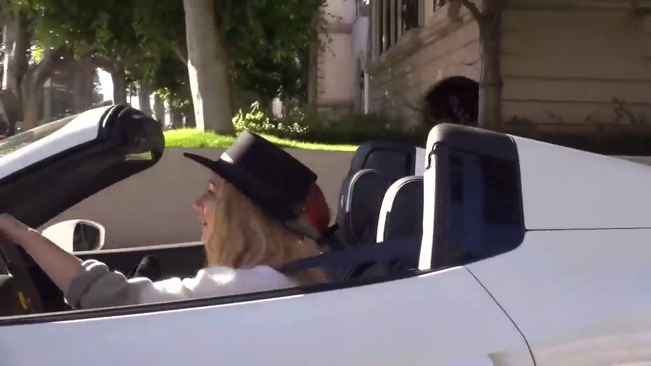 街头偶遇开法拉利敞篷跑车的气质美女，心情大好