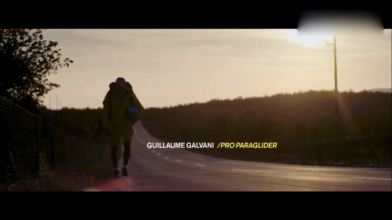 一言不合就开飙，滑翔伞大哥高速路大战卡车女司机