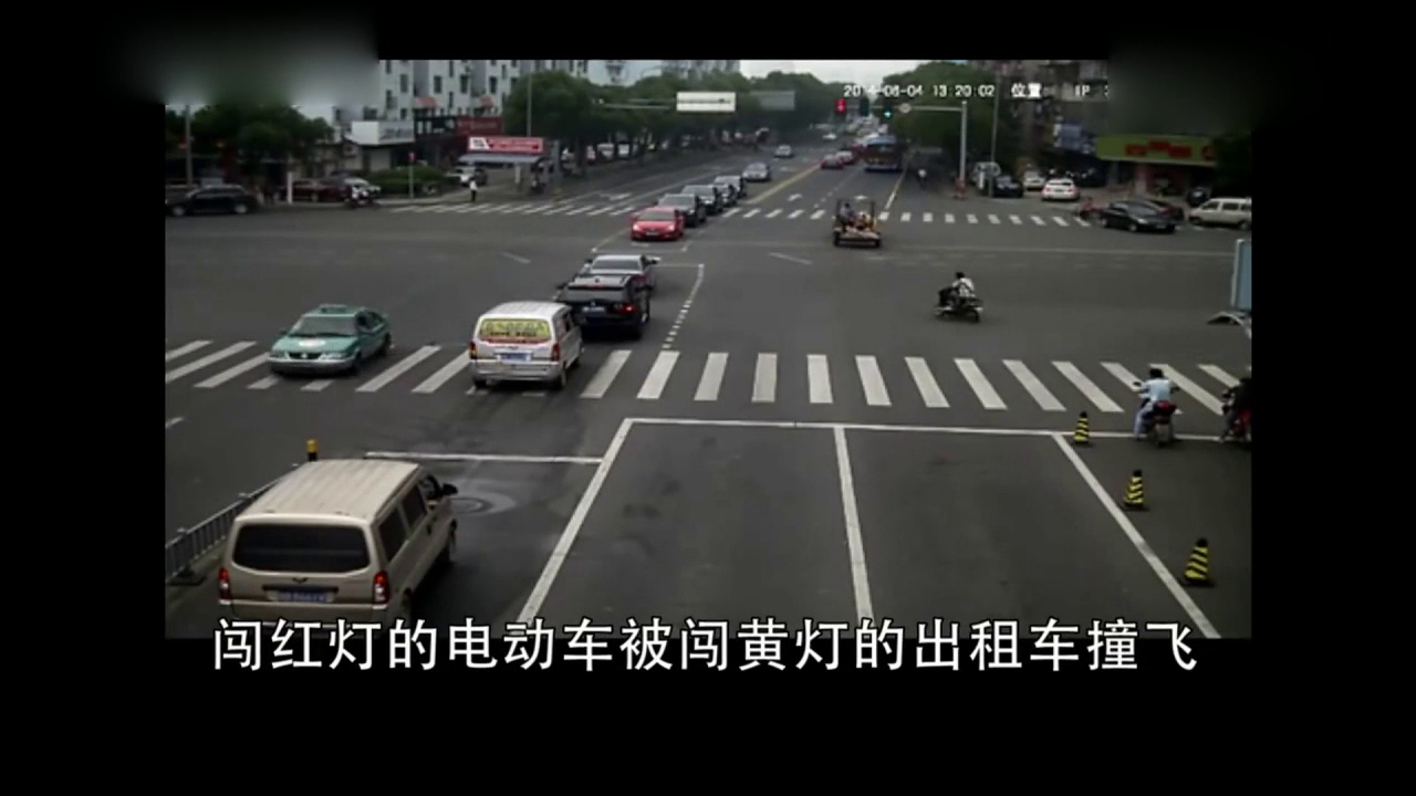 三辆电动车同时闯红灯，而他的结局令人惋惜