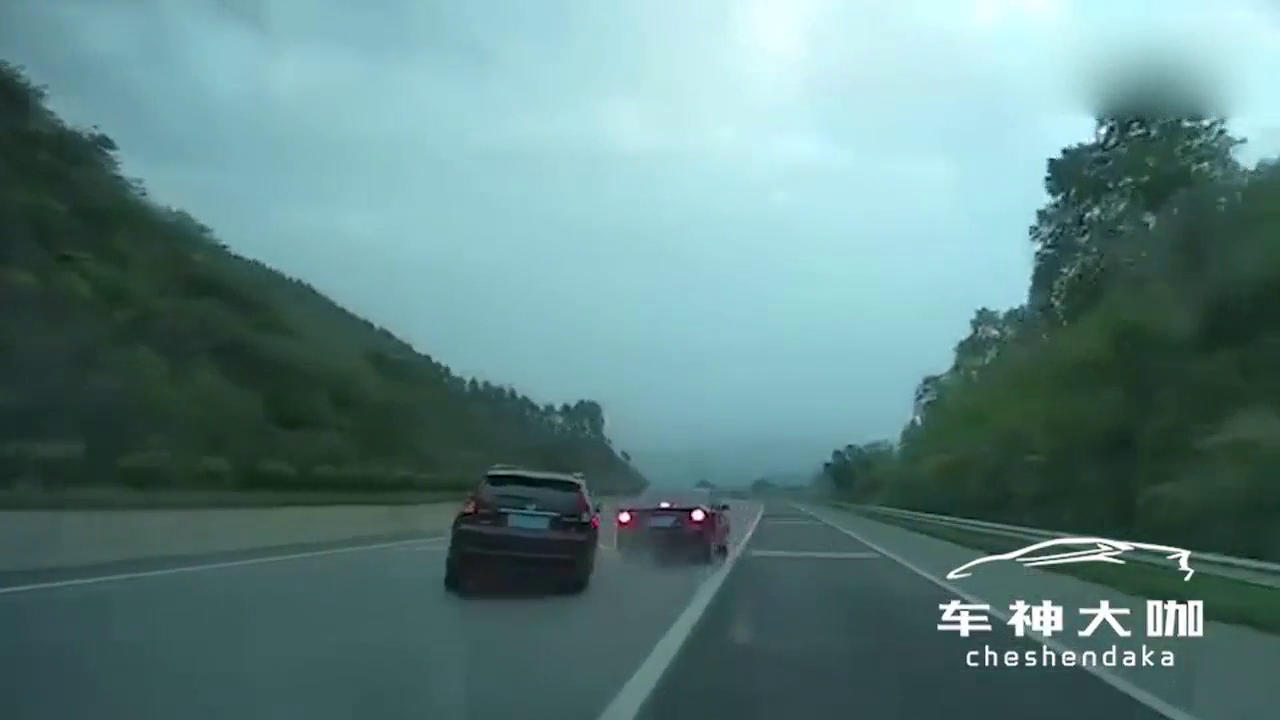 一般高速上喜欢开快车有两种车，一种性能车，一种小破车