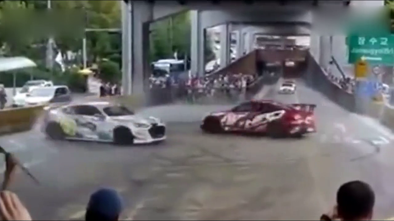 一群改装车在秀漂移，来了辆F1赛车后改装车都不敢吭声了