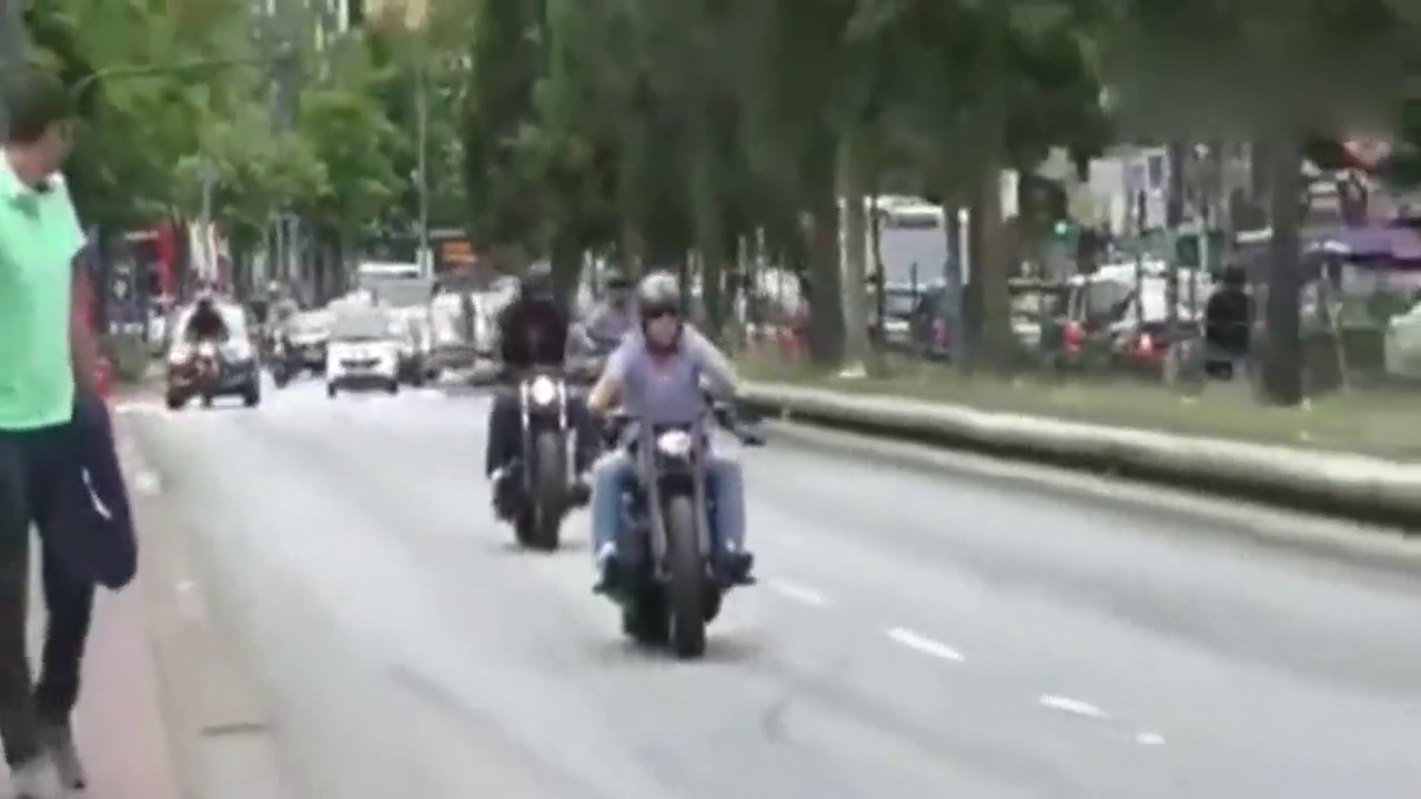一队哈雷机车外出炸街, 尽情轰油门, 比跑车还霸气!