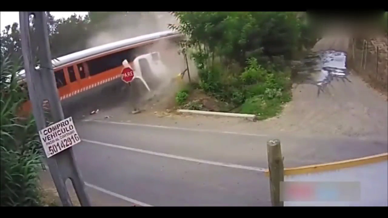 火车高速撞击卡车，瞬间两段