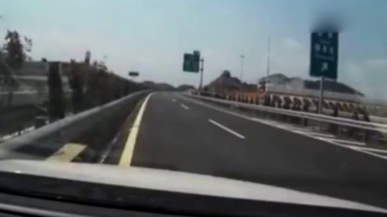 高速上女司机随意掉头,连喊两声“妈呀”还是被卡车撞飞了！