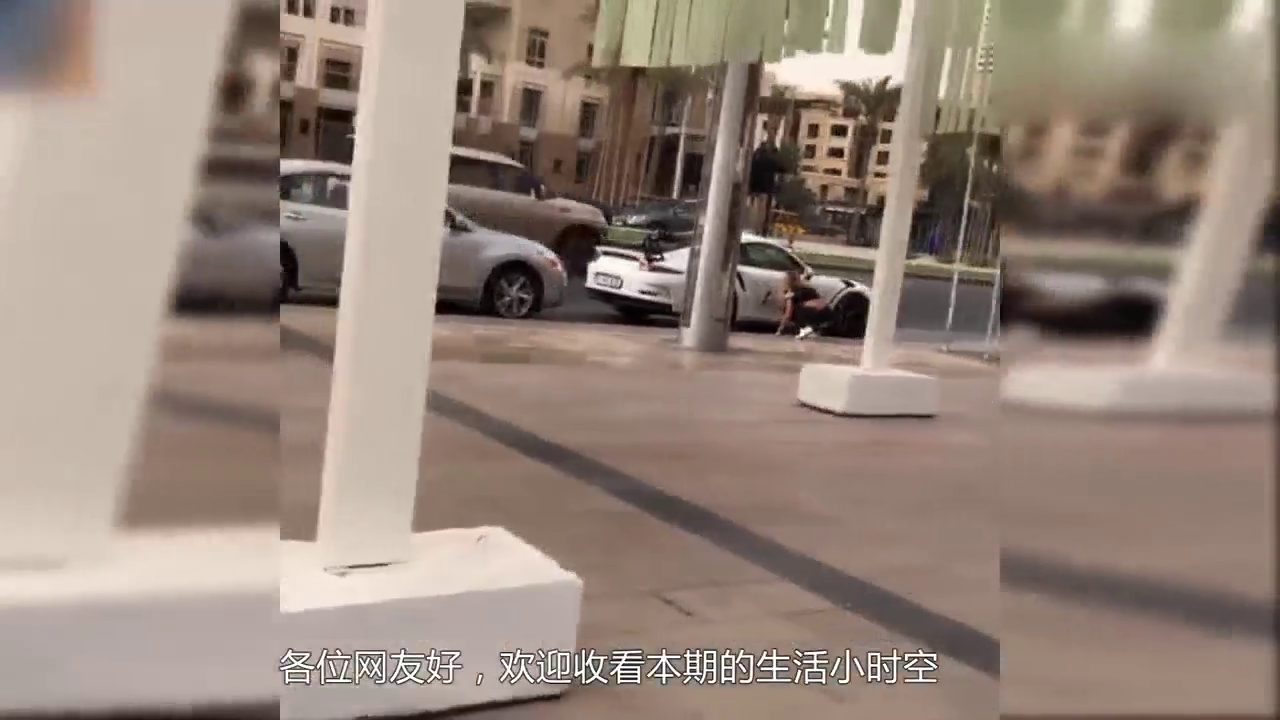 小伙惹女朋友生气，女友拿喷漆狂喷跑车，网友：让你惹女朋友生气