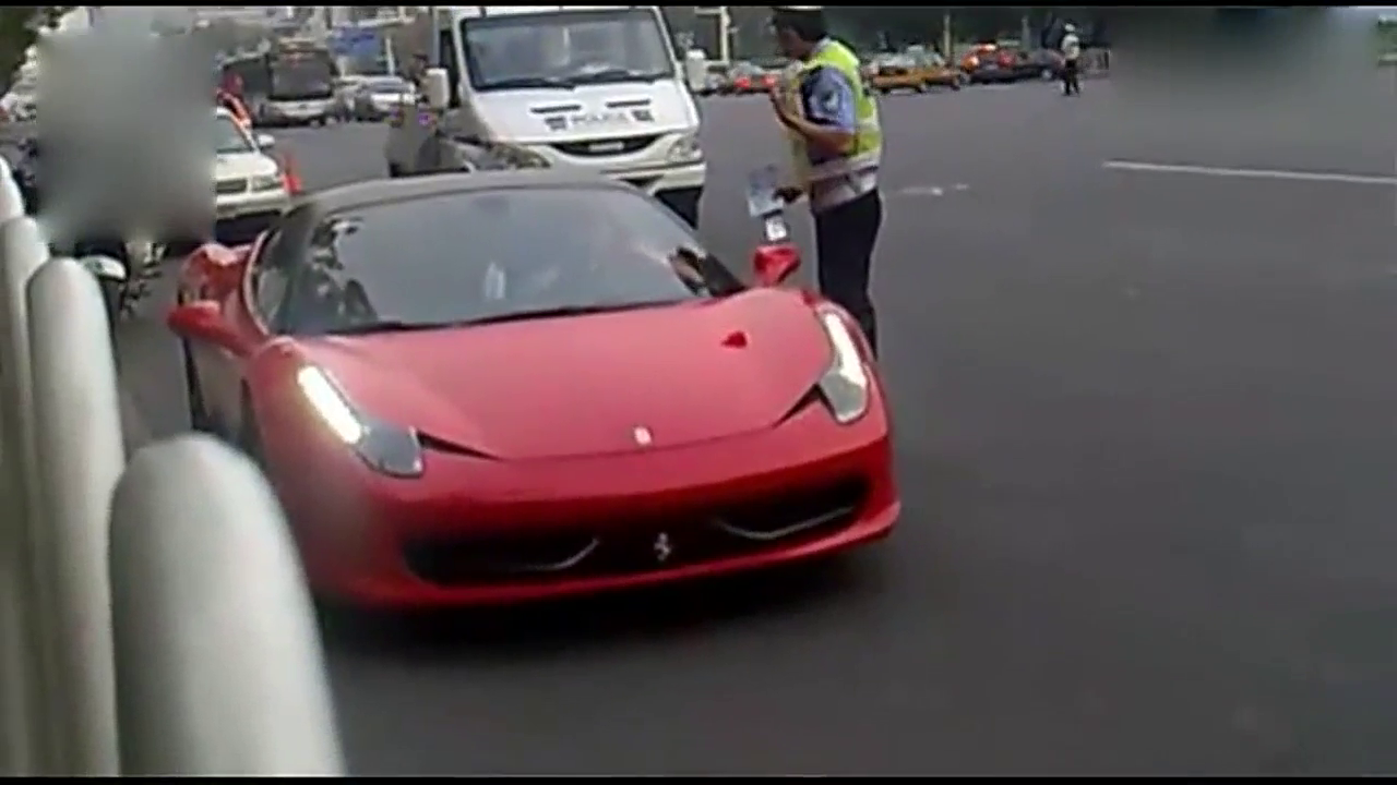 小伙子开法拉利跑车竟不上牌照，被交警逮到了吧！