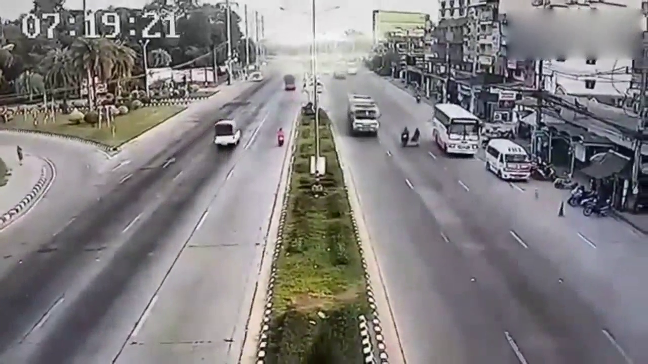 飞来横祸！泰国卡车轮胎脱落 将对向车道摩托车手当场砸死