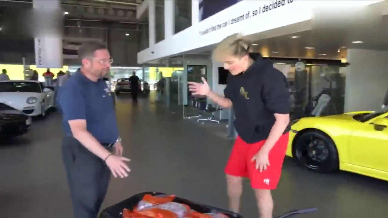 小伙推两车硬币去买跑车？4S老板蒙圈：随便挑！