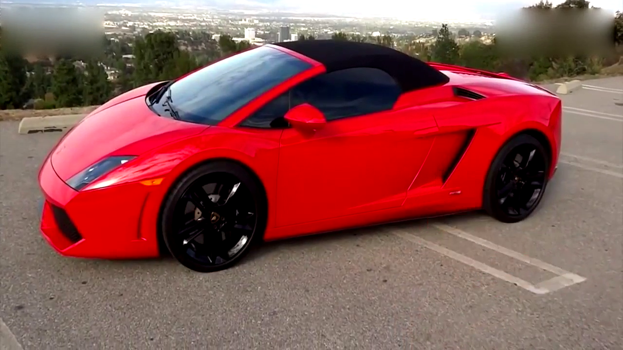 小伙开跑车，不小心按到了什么地方，霸气出现了！