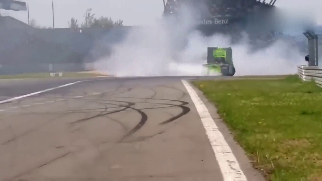 真够费劲的 给漂移比赛的卡车换轮胎