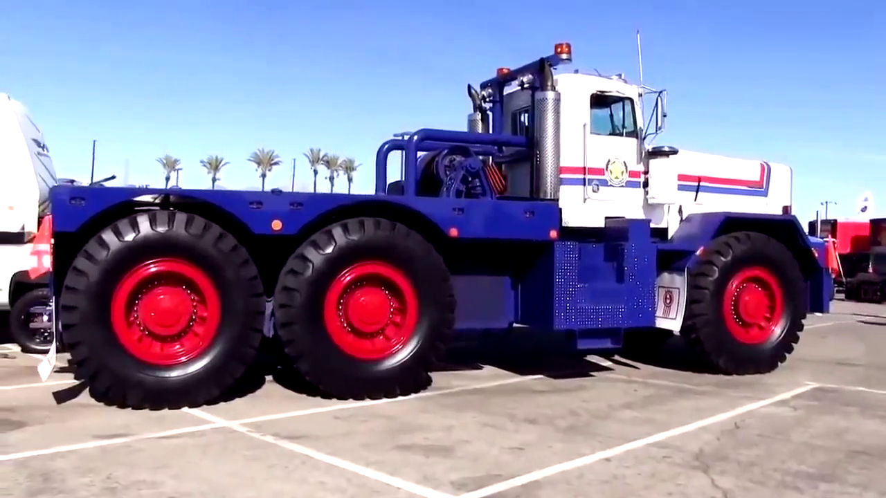 新款霸道卡车，老板直接进厂提车