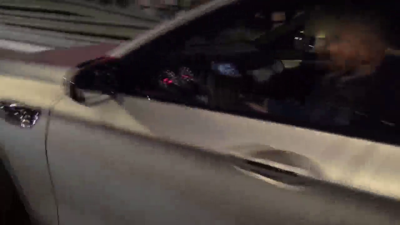 这辆豪华级跑车一出场就遭到全场围观