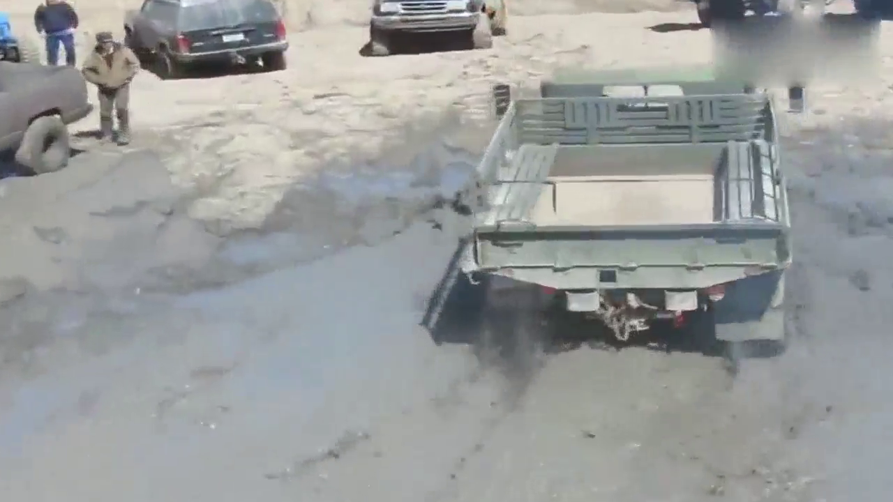 这种卡车的轮胎，在泥巴地为何不会陷车？