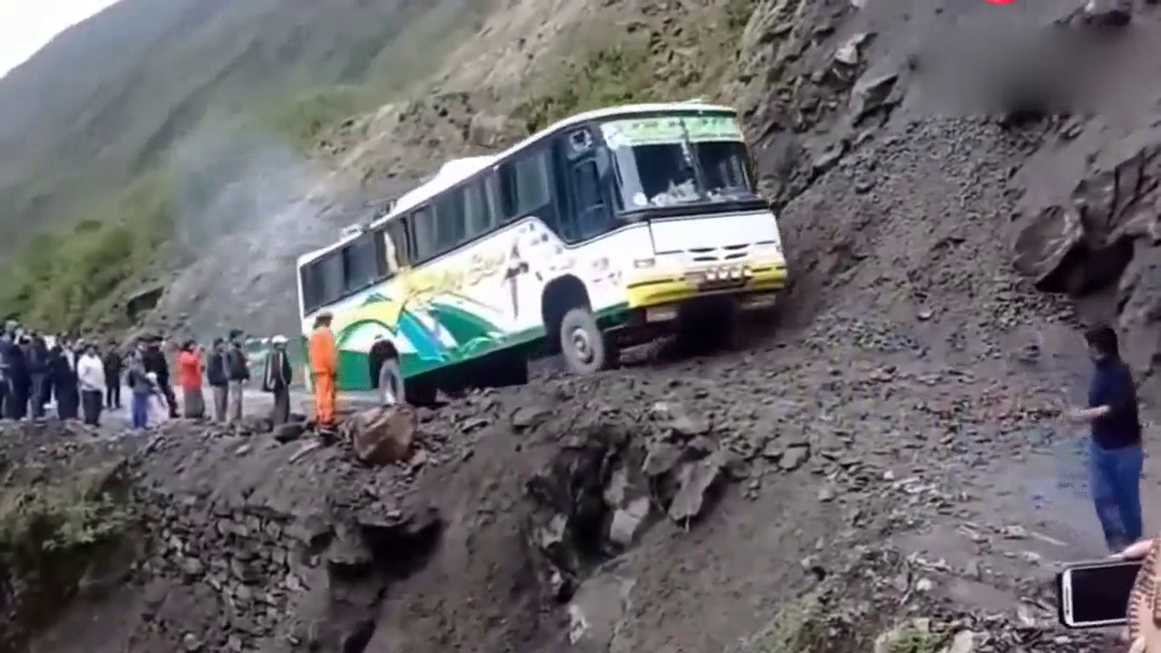 这真是拿生命在开卡车，玩的就是心跳，隔着屏幕都害怕