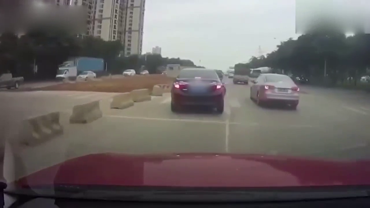 这电动车从哪窜出来的，一点没察觉