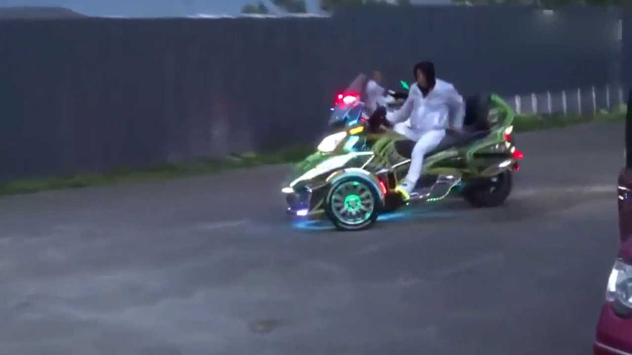 好晃眼，日本人玩改装车的风格跟中国有点不一样啊！