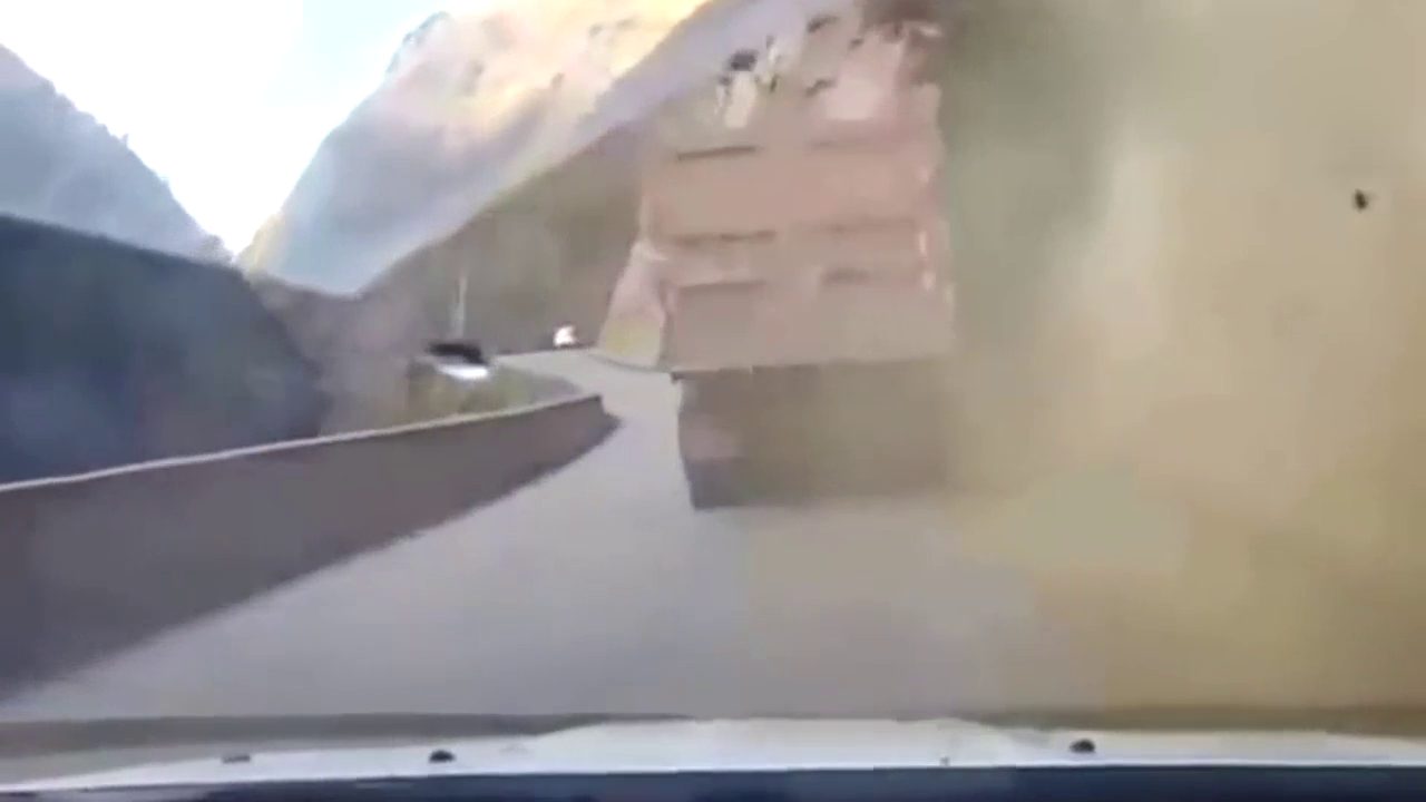 大卡车爆胎的瞬间！让女司机来告诉你