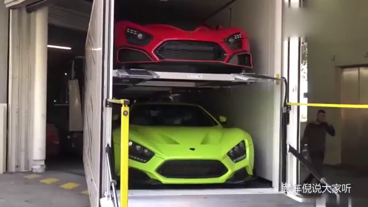 拖车上运下来2台跑车，懂车网友看后：一台能买4台兰博基尼