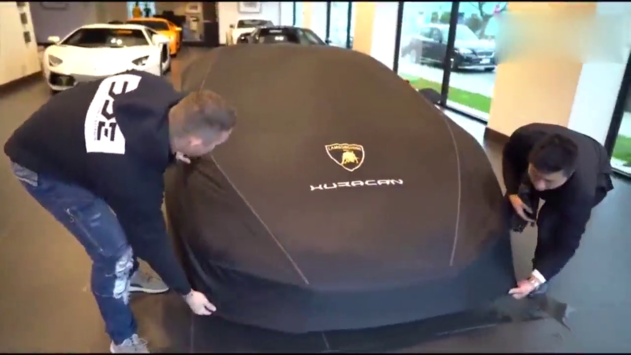 拉开兰博基尼跑车遮车布那一刻，才知道什么叫做酸爽！