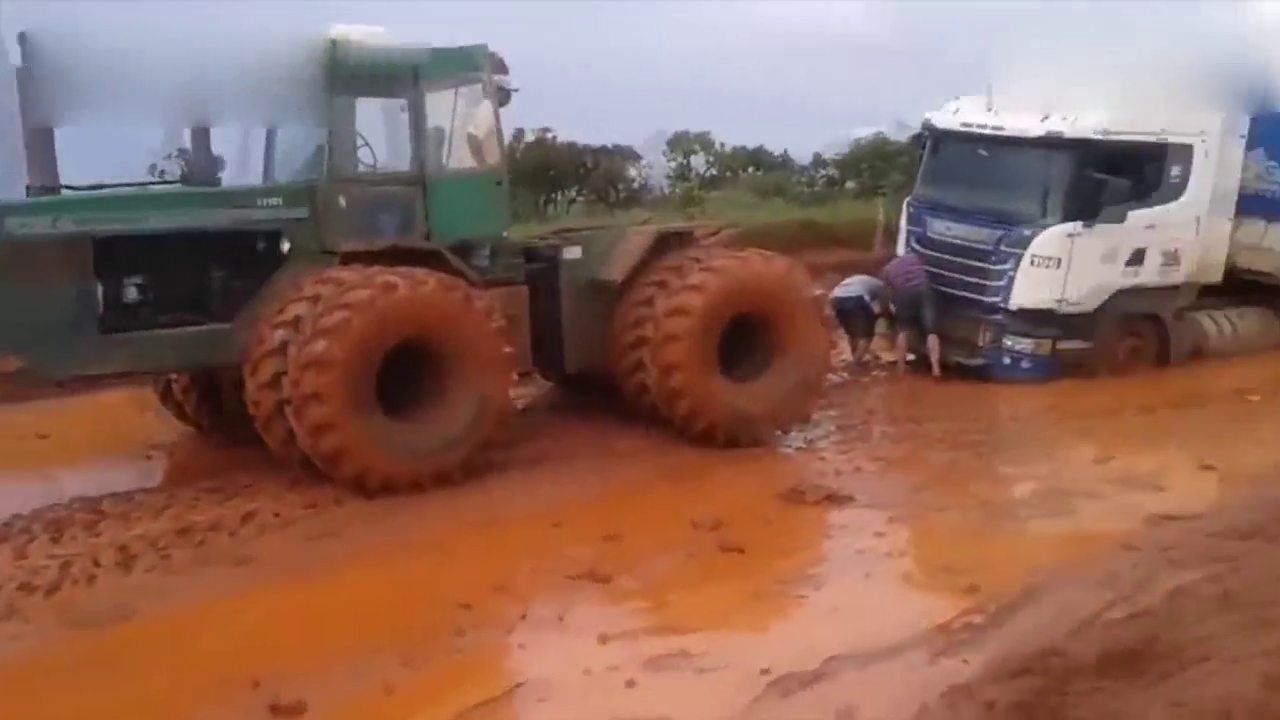 大卡车陷这么深都能拉上来，这拖拉机马力真够大的！