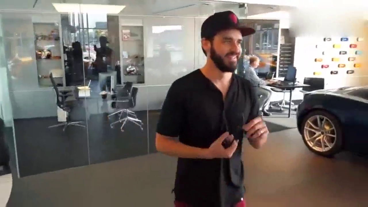 拉开遮车布十秒钟后，感受一下什么才是超级跑车！